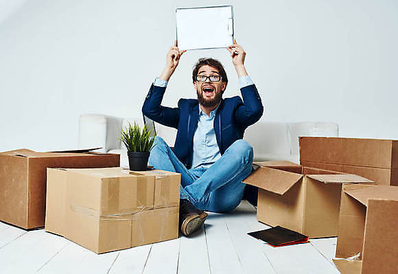 포토 JPG 해외이미지 전신 백인 남자 실내 한명 들기 앉기 성인 앞모습 상자 소파 비즈니스맨 이사 이삿짐 짐싸기 서류판 성인남자한명만 안경낌 해외포토 서양인 1 안경 뷰포인트 의자 비즈니스 모션 사람 내부 사무용품 직장인 남자한명만 성인남자만 파일형식 이미지허브