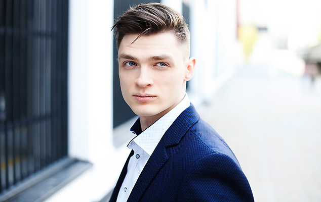 포토 JPG 해외이미지 백인 사업가 한명 서기 정장 야외 건물 30대 도시풍경 도시 비즈니스맨 자신감 해외포토 서양인 직업 1 건축물 옷 남자 감정 비즈니스 모션 사람 풍경 장년 직장인 파일형식 이미지허브