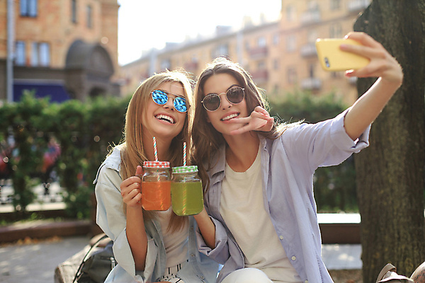 포토 JPG 해외이미지 주간 여자 음료 여행 잔 함께함 들기 상반신 성인 야외 두명 앞모습 스마트폰 선글라스 여행객 셀프카메라 브이 성인여자만 해외포토 자연요소 식기 안경 뷰포인트 컨셉 모션 사람 손짓 핸드폰 스마트기기 사진촬영 여자만 성인만 파일형식 이미지허브