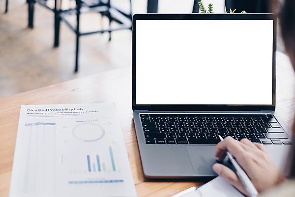 포토 JPG 해외이미지 손 들기 신체부위 노트북 펜 스크린 작업 문서 목업 해외포토 모션 사람 전자제품 필기구 파일형식 이미지허브