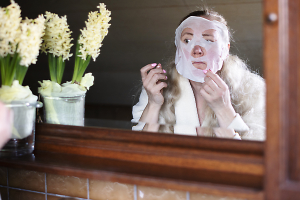 포토 JPG 해외이미지 백인 라이프스타일 여자 중년 백그라운드 아침 주택 실내 건강 가면 한명 미소 사람 성인 일상 뷰티 임산부 욕실 아기 신선 붓 목욕가운 입 구멍 치아 속도 반죽 주말 돌봄 위생관리 해외포토 주간 서양인 1 모션 표정 관리 내부 건물 라이프 생활 신체부위 임신 가운 소화기관 파일형식 이미지허브