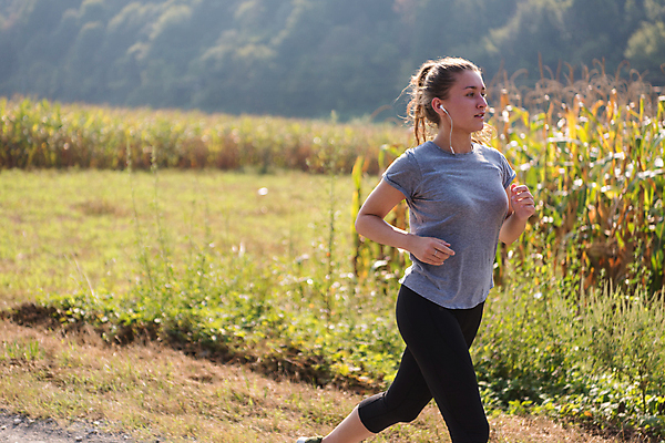 포토 JPG 해외이미지 서양인 라이프스타일 여자 아침 한명 상반신 성인 야외 운동복 달리기 조깅 활발 마라톤 달리기선수 성인여자한명만 해외포토 주간 외국인 1 옷 컨셉 모션 사람 경기 생활 운동 육상스포츠 육상선수 여자한명만 성인여자만 파일형식 이미지허브