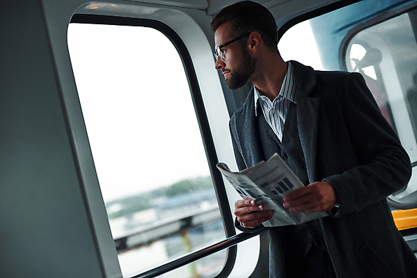 포토 JPG 해외이미지 백인 직업 1 라이프스타일 계절 남자 안경 여행 비즈니스 사업가 교통시설 노동자 수염 실내 한명 사람 인종 성인 독서 갈색 여행객 봄 기차 코트 도시 업무 비즈니스맨 역 출퇴근 언론 승객 일반 스타일 유일 해외포토 서양인 잡화 육상교통 컬러 교통 대중교통 내부 생활 외투 작업 직장인 시설 파일형식 이미지허브