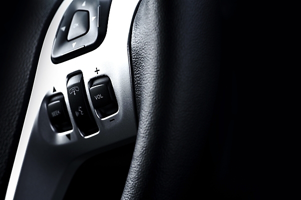 포토 JPG 해외이미지 디자인 자동차 버튼 실내 안전 사람없음 내부 전자제품 검은색 어둠 소리 운전 바퀴 운전사 크루즈 플라스틱 가죽 통제 속도 전자 오디오 시스템 멀티미디어 자동 제어 해외포토 직업 육상교통 컬러 배_교통 모션 재질 파일형식 이미지허브