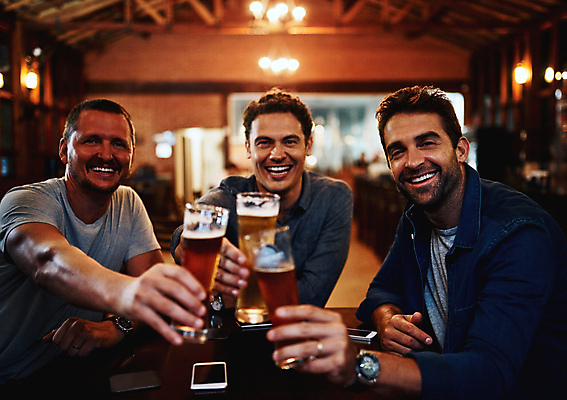 포토 JPG 해외이미지 라이프스타일 응시 남자 행복 맥주 함께함 실내 들기 성인 앞모습 옆모습 세명 친구 파티 우정 그룹 맥주잔 성인만 해외포토 시선 감정 뷰포인트 컨셉 술잔 관계 모션 주류 사람 이벤트 내부 생활 파일형식 이미지허브