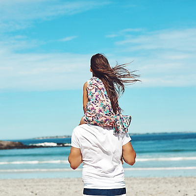 포토 JPG 해외이미지 주간 백인 여자 남자 딸 행복 어린이 바다 여행 가족 휴가 함께함 사랑 서기 상반신 성인 야외 두명 뒷모습 목말 아빠 해외포토 자연요소 서양인 감정 뷰포인트 컨셉 관계 모션 사람 파일형식 이미지허브