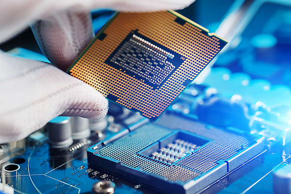 포토 JPG 해외이미지 손 과학 미래 들기 신체부위 디지털 장비 과학기술 전자 공학 마더보드 메인보드 전자부품 하드웨어 해외포토 교육 컨셉 모션 기술 사람 컴퓨터 부속품 파일형식 이미지허브