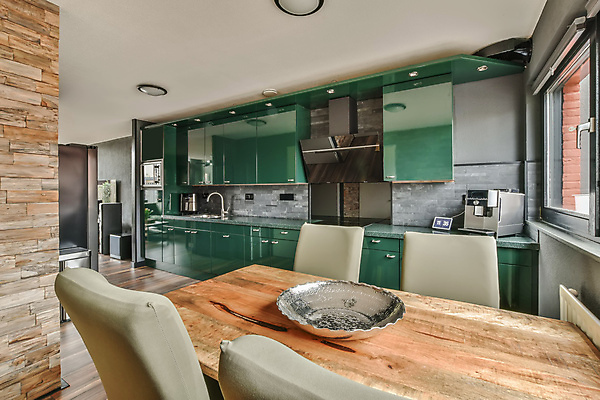 포토 JPG 해외이미지 접시 의자 창문 식탁 벽돌 실내 사람없음 인테리어 주방 찬장 커피메이커 조리대 심플 나무탁자 해외포토 식기 디자인 가구 탁자 내부 커피용품 파일형식 이미지허브