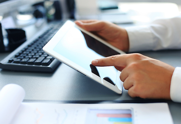 포토 JPG 해외이미지 손 비즈니스 실내 들기 아웃포커스 신체부위 태블릿 터치 해외포토 모션 촬영기법 사람 내부 전자제품 스마트기기 파일형식 이미지허브