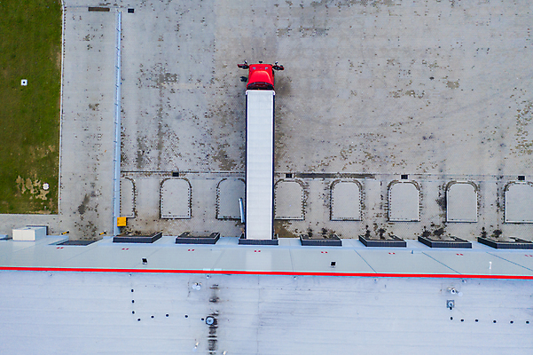 포토 JPG 해외이미지 산업 비즈니스 공장 교통시설 자동차 안테나 사람없음 건물 문 화물 센터 상품 큼 창고 상업 수납 짐차 트레일러 물류 드론 분배 수입 해외포토 건축물 육상교통 교통 통신 공업 운송업 크기 시설 파일형식 이미지허브