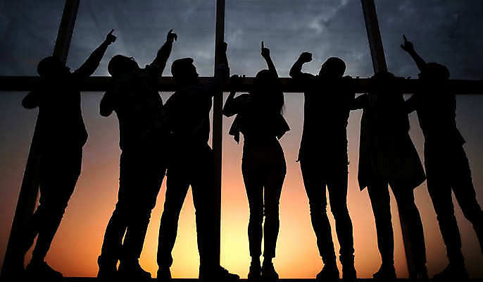 포토 JPG 해외이미지 백인 직업 응시 백그라운드 컨셉 생각 비즈니스 창문 유리 성공 협력 휴식 새로움 직장 함께함 실내 서기 사람 손짓 여러명 사무실 우주 어둠 꿈 올려보기 가리킴 업무 자신감 선택 스마트 동료 직원 정중 주목 지능 프로젝트 해외포토 서양인 시선 감정 다수 회사 관계 모션 재질 내부 작업 파일형식 이미지허브