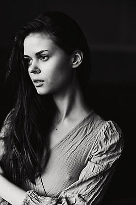 포토 JPG 해외이미지 백인 응시 여자 흑백 실내 무표정 한명 상반신 성인 앞모습 어둠 성인여자한명만 해외포토 서양인 1 시선 감정 뷰포인트 촬영기법 표정 사람 내부 여자한명만 성인여자만 파일형식 이미지허브