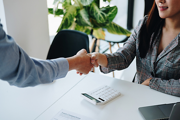 포토 JPG 해외이미지 손 여자 비즈니스 협력 악수 실내 협상 한명 상반신 성인 옆모습 신체부위 비즈니스우먼 성인여자한명만 해외포토 1 뷰포인트 사람 손짓 내부 직장인 여자한명만 성인여자만 파일형식 이미지허브