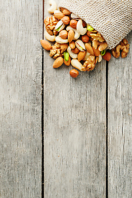 포토 JPG 해외이미지 사람없음 견과류 삼베 호두 아몬드 쏟아짐 캐슈넛 피스타치오 헤이즐넛 해외포토 모션 파일형식 천_직물 이미지허브