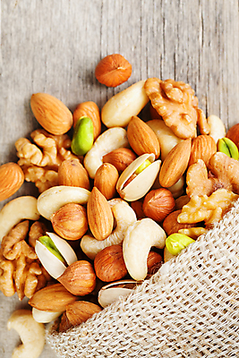 포토 JPG 해외이미지 사람없음 견과류 삼베 호두 아몬드 쏟아짐 캐슈넛 피스타치오 헤이즐넛 해외포토 모션 파일형식 천_직물 이미지허브