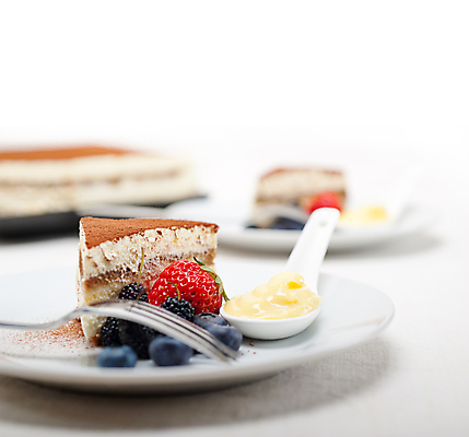 포토 JPG 해외이미지 접시 포크 딸기 디저트 사람없음 숟가락 달콤 블루베리 블랙베리 크림치즈 티라미수 해외포토 식기 음식 과일 치즈 수저 맛 파일형식 이미지허브