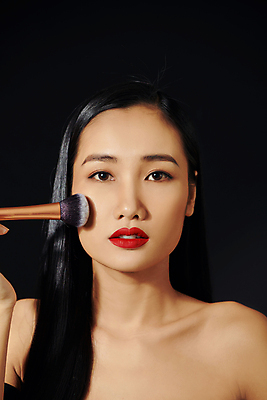 포토 JPG 해외이미지 응시 여자 검은배경 실내 무표정 한명 상반신 성인 앞모습 뷰티 메이크업브러쉬 성인여자한명만 해외포토 1 시선 감정 뷰포인트 백그라운드 표정 사람 내부 검은색 붓 여자한명만 성인여자만 파일형식 이미지허브