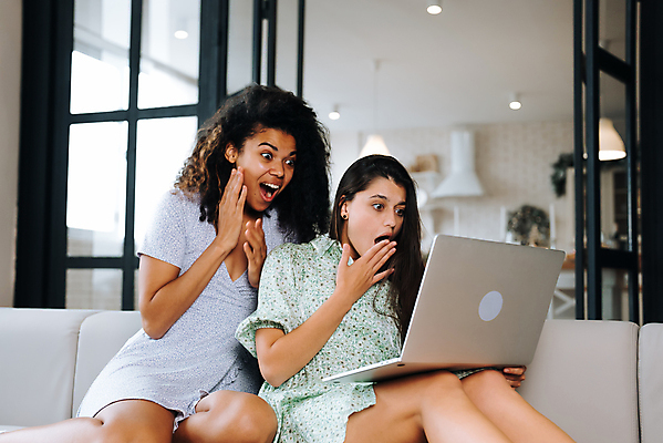 포토 JPG 해외이미지 여자 행복 2 인터넷 아파트 주택 함께함 미소 사람 앉기 성인 두명 친구 노트북 소파 상점 우정 방 흰색 타이핑 무선전화기 흥분 쇼 리빙 해외포토 감정 컬러 컨셉 의자 관계 모션 표정 건물 전자제품 전화기 파일형식 이미지허브