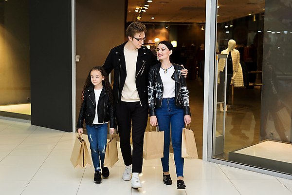 포토 JPG 해외이미지 라이프스타일 커플 응시 옷 여자 남자 딸 행복 아들 어린이 가방 창문 가족 엄마 남편 함께함 실내 선물 미소 사람 성인 세명 쇼핑 세일 상점 가리킴 잡기 아내 아빠 구매 쇼핑몰 고객 진열장 긍정 주말 소매 슈퍼마켓 쇼퍼홀릭 해외포토 시선 잡화 감정 컨셉 관계 모션 표정 손짓 내부 생활 파일형식 이미지허브