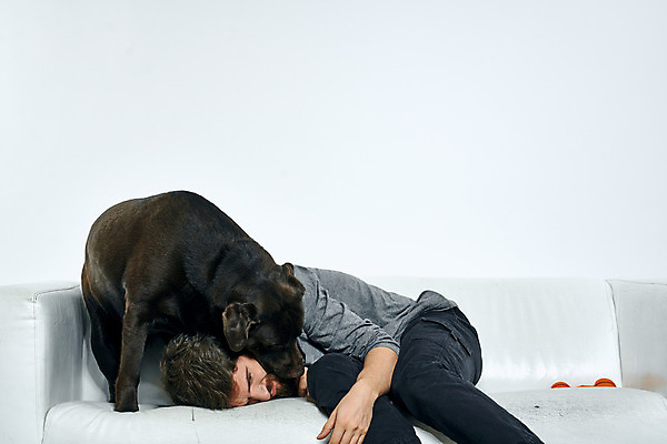 포토 JPG 해외이미지 백인 한마리 남자 반려견 함께함 실내 한명 앉기 상반신 성인 옆모습 친구 반려동물 소파 눕기 우정 강아지 래브라도리트리버 즐거움 흰배경 성인남자한명만 해외포토 서양인 동물 1 감정 뷰포인트 백그라운드 컨셉 의자 관계 모션 사람 내부 흰색 개 리트리버 남자한명만 성인남자만 파일형식 이미지허브