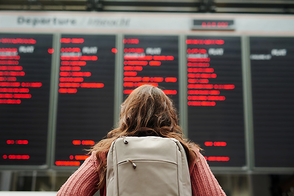 포토 JPG 해외이미지 여자 실내 한명 상반신 성인 뒷모습 아웃포커스 여행객 스크린 공항 확인 성인여자한명만 해외포토 1 뷰포인트 교통시설 촬영기법 사람 내부 여자한명만 성인여자만 파일형식 이미지허브