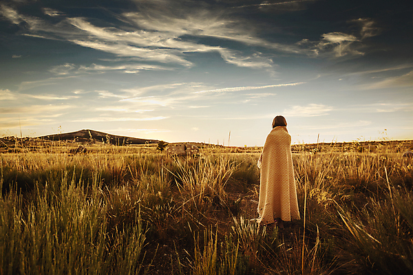 포토 JPG 해외이미지 전신 여자 행복 여행 하늘 산 한명 성인 야외 뒷모습 평화 일몰 자유 갈대밭 성인여자한명만 해외포토 1 감정 뷰포인트 컨셉 사람 노을 여자한명만 성인여자만 파일형식 갈대_식물 이미지허브