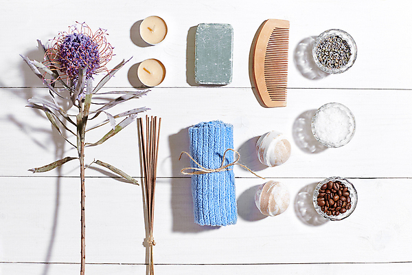 포토 JPG 해외이미지 꽃 실내 사람없음 하이앵글 수건 머리빗 오브젝트 흰배경 스파용품 비누 향초 아로마테라피 해외포토 식물 뷰포인트 백그라운드 초 내부 위생용품 스파 흰색 미용용품 테라피 파일형식 이미지허브