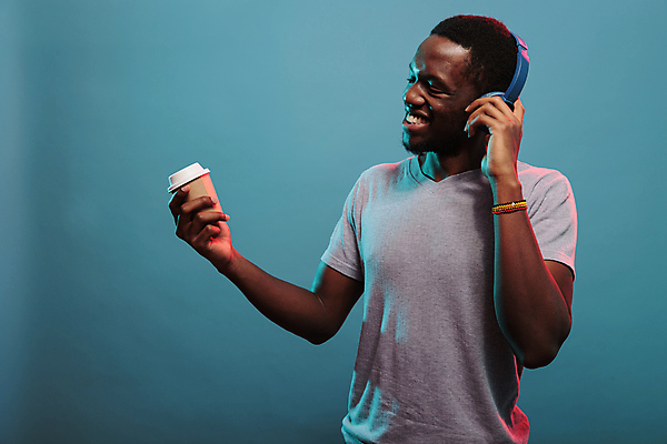 포토 JPG 해외이미지 남자 커피 흑인 실내 한명 웃음 들기 상반신 성인 앞모습 헤드셋 즐거움 노래감상 성인남자한명만 해외포토 서양인 1 감정 음료 뷰포인트 음향기기 모션 표정 사람 내부 헤드폰 음악감상 남자한명만 성인남자만 파일형식 이미지허브