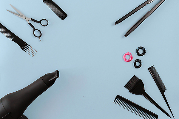 포토 JPG 해외이미지 사람없음 세트 머리빗 미용용품 드라이어 오브젝트 파란배경 머리끈 고데기 미용가위 스타일링 카피스페이스 해외포토 백그라운드 장신구 가위_도구 파란색 공백 헤어용품 파일형식 이미지허브