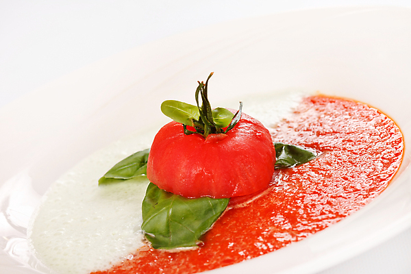 포토 JPG 해외이미지 접시 음식 다이어트 토마토 채소 탁자 서브 건강 요리 사람없음 식당 식사 저녁식사 우유 흰색 신선 사발 수프 먹기 허브 크림 향신료 준비 성분 바질 점심식사 채식주의자 맛있는 해외포토 식물 식기 컬러 가구 모션 유제품 상점 사기그릇 채식 향미료 파일형식 이미지허브