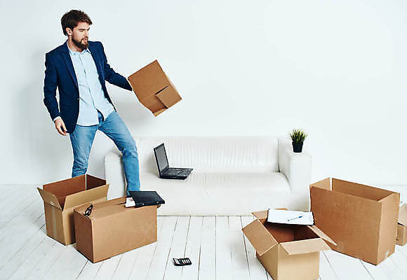 포토 JPG 해외이미지 전신 백인 남자 실내 한명 들기 성인 앞모습 상자 소파 걷기 비즈니스맨 이사 이삿짐 짐싸기 성인남자한명만 해외포토 서양인 1 뷰포인트 의자 비즈니스 모션 사람 내부 직장인 남자한명만 성인남자만 파일형식 이미지허브