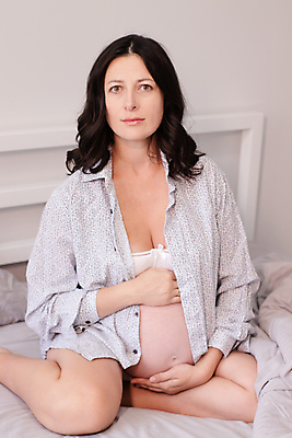 포토 JPG 해외이미지 백인 라이프스타일 여자 행복 어린이 셔츠 신체 엄마 주택 갈색머리 사랑 한명 내부 치료 부모 희망 임산부 임신 침실 육아 흰색 침대 아기 출산 기다림 돌봄 복부 해외포토 서양인 1 헤어스타일 감정 컬러 가구 상의 의학 가족 모션 사람 건물 생활 신체부위 파일형식 이미지허브