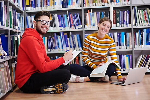 포토 JPG 해외이미지 전신 응시 여자 남자 학교 청소년 책장 두명 책 노트북 기록 도서관 가부좌 십대만 해외포토 시선 교육 가구 사람 앉기 전자제품 파일형식 이미지허브