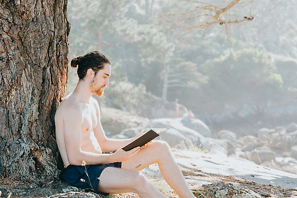 포토 JPG 해외이미지 주간 나무 남자 여유 휴식 한명 들기 앉기 상반신 성인 야외 옆모습 독서 집중 혼자 성인남자한명만 해외포토 자연요소 식물 1 감정 뷰포인트 컨셉 모션 사람 남자한명만 성인남자만 파일형식 이미지허브