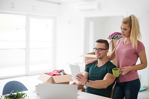 포토 JPG 해외이미지 부부 여자 남자 행복 화초 사랑 들기 상반신 성인 두명 옆모습 컵 노트북 상자 태블릿 책상 이삿짐 성인만 어깨에손 해외포토 식물 식기 커플 감정 뷰포인트 가구 모션 사람 전자제품 스마트기기 이사 파일형식 이미지허브