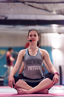 포토 JPG 해외이미지 전신 여자 요가 실내 한명 앉기 성인 앞모습 아웃포커스 건강관리 강사 요가자세 마이크 요가복 성인여자한명만 해외포토 직업 1 웰빙 뷰포인트 음향기기 포즈 모션 촬영기법 건강 관리 사람 내부 운동복 여자한명만 성인여자만 파일형식 이미지허브