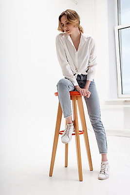 포토 JPG 해외이미지 백인 모델 긴머리 응시 여자 포즈 백그라운드 운동화 셔츠 의자 실내 한명 사람 앉기 파란색 뷰티 유행 흰색 청바지 우아함 내추럴 고립 기본 스타일 해외포토 서양인 1 헤어스타일 시선 컬러 가구 신발 컨셉 상의 바지 모션 내부 파일형식 이미지허브