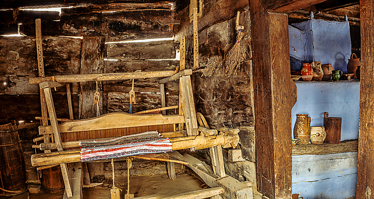 포토 JPG 해외이미지 전통 손 디자인 옷 산업 문화 줄 패턴 공장 기술 미술 사람없음 목재 유행 기계 카펫 수확 공구 직물 면 업무 실 제조 실크 천 질감 만들기 실타래 섬유 장인 루마니아 짜임 양모 돌리기 옛날 줄서기 짜기 핸드메이드 해외포토 나무 유럽 무늬 농업 재료 공업 모션 문화예술 신체부위 도구 작업 파일형식 이미지허브