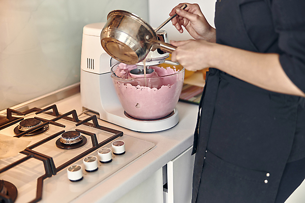 포토 JPG 해외이미지 여자 실내 한명 들기 상반신 성인 옆모습 주방 붓기 가스레인지 냄비 반죽 제빵 유리그릇 믹싱기계 성인여자한명만 해외포토 1 그릇 뷰포인트 모션 유리 사람 내부 제과제빵 가전제품 레인지 솥 여자한명만 성인여자만 파일형식 이미지허브