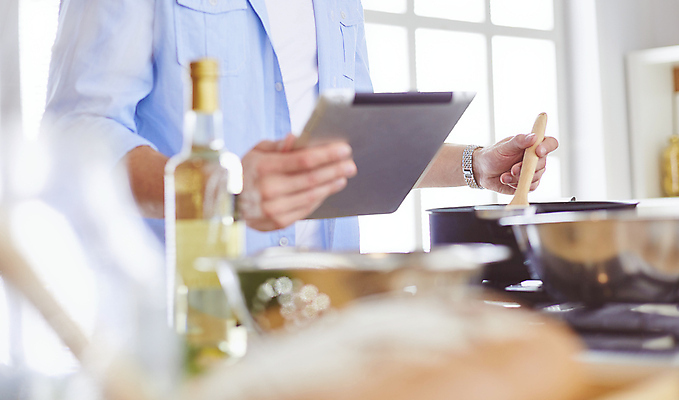 포토 JPG 해외이미지 라이프스타일 응시 남자 음식 인터넷 토마토 채소 재료 탁자 오이 주택 건강 관리 종류 요리 한명 서기 사람 알약 디지털 주방 요리사 식사 저녁식사 샐러드 시골 잡기 칼 아침식사 자르기 준비 만들기 브런치 레시피 후추 점심식사 루꼴라 해외포토 직업 1 시선 가구 모션 건물 생활 약 향신료 파일형식 이미지허브