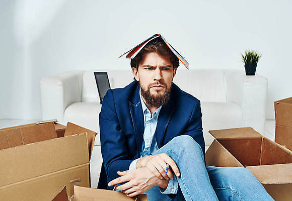 포토 JPG 해외이미지 백인 남자 실내 한명 앉기 상반신 성인 앞모습 상자 소파 비즈니스맨 이사 고민 이삿짐 짐싸기 심각 성인남자한명만 해외포토 서양인 1 감정 뷰포인트 컨셉 의자 비즈니스 모션 사람 내부 직장인 남자한명만 성인남자만 파일형식 이미지허브