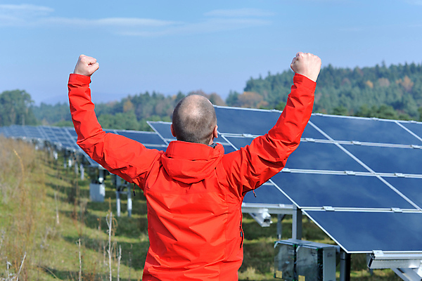포토 JPG 해외이미지 주간 남자 하늘 한명 상반신 성인 야외 뒷모습 주먹 만세 태양에너지 집열판 성인남자한명만 해외포토 자연요소 1 뷰포인트 모션 사람 그린에너지 남자한명만 성인남자만 파일형식 이미지허브