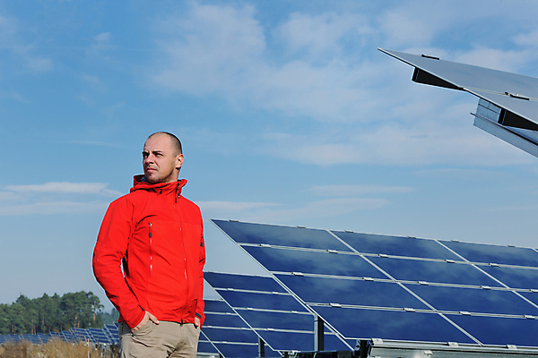 포토 JPG 해외이미지 주간 구름 남자 하늘 한명 상반신 성인 야외 옆모습 주머니손 태양에너지 집열판 성인남자한명만 해외포토 자연요소 1 뷰포인트 모션 사람 그린에너지 남자한명만 성인남자만 파일형식 이미지허브