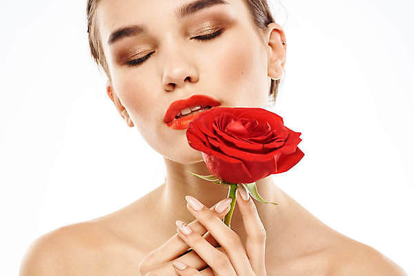 포토 JPG 해외이미지 백인 여자 포즈 한명 들기 상반신 성인 앞모습 화장 뷰티 장미 눈감음 성인여자한명만 해외포토 서양인 1 꽃 뷰포인트 모션 사람 여자한명만 성인여자만 파일형식 이미지허브