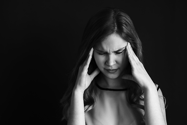 포토 JPG 해외이미지 여자 흑백 실내 한명 상반신 성인 앞모습 슬픔 좌절 두통 우울감 성인여자한명만 해외포토 1 감정 뷰포인트 컨셉 촬영기법 사람 내부 질병 여자한명만 성인여자만 파일형식 이미지허브