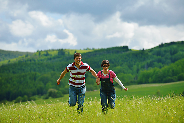 포토 JPG 해외이미지 주간 전신 라이프스타일 커플 여자 남자 행복 산 함께함 미소 웃음 초원 성인 야외 두명 앞모습 달리기 손잡기 성인만 해외포토 자연요소 감정 뷰포인트 컨셉 관계 모션 표정 사람 생활 파일형식 이미지허브