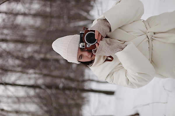 포토 JPG 해외이미지 백인 모델 모자 라이프스타일 옷 계절 공원 여자 행복 얼굴 백그라운드 겨울 날씨 따뜻함 한명 미소 사람 성인 야외 청춘 뷰티 유행 목도리 기쁨 추위 흰색 눈송이 치아 숲 시원함 스웨터 서리 해외포토 서양인 1 잡화 공공시설 감정 컬러 컨셉 상의 눈_날씨 표정 생활 신체부위 소화기관 파일형식 이미지허브