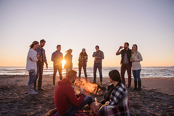 포토 JPG 해외이미지 전신 여자 남자 함께함 서기 들기 앉기 여러명 성인 해변 야외 앞모습 옆모습 친구 햇빛 캠핑 마시기 야간 모닥불 성인만 해외포토 자연요소 바다 뷰포인트 다수 컨셉 관계 모션 불 레저 사람 태양 파일형식 이미지허브