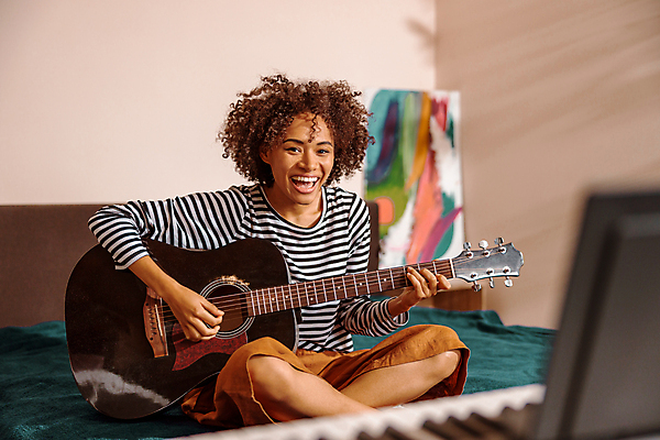 포토 JPG 해외이미지 전신 여자 연주 실내 한명 웃음 들기 앉기 성인 앞모습 음악가 기타 소프트포커스 즐거움 작곡가 성인여자한명만 해외포토 직업 1 감정 음악 뷰포인트 모션 현악기 촬영기법 표정 사람 내부 여자한명만 성인여자만 파일형식 이미지허브