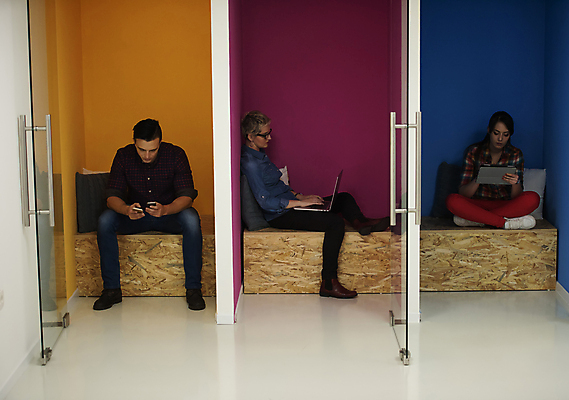 포토 JPG 해외이미지 전신 여자 남자 벽 들기 앉기 성인 세명 노트북 스마트폰 태블릿 사무실 타이핑 업무 비즈니스맨 비즈니스우먼 성인만 해외포토 비즈니스 모션 사람 전자제품 핸드폰 스마트기기 작업 직장인 파일형식 이미지허브